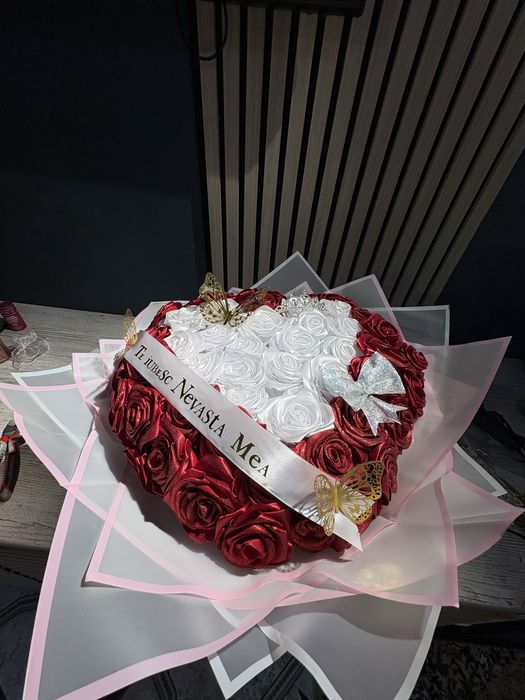 Buchet realizat din 51 trandafiri din satin