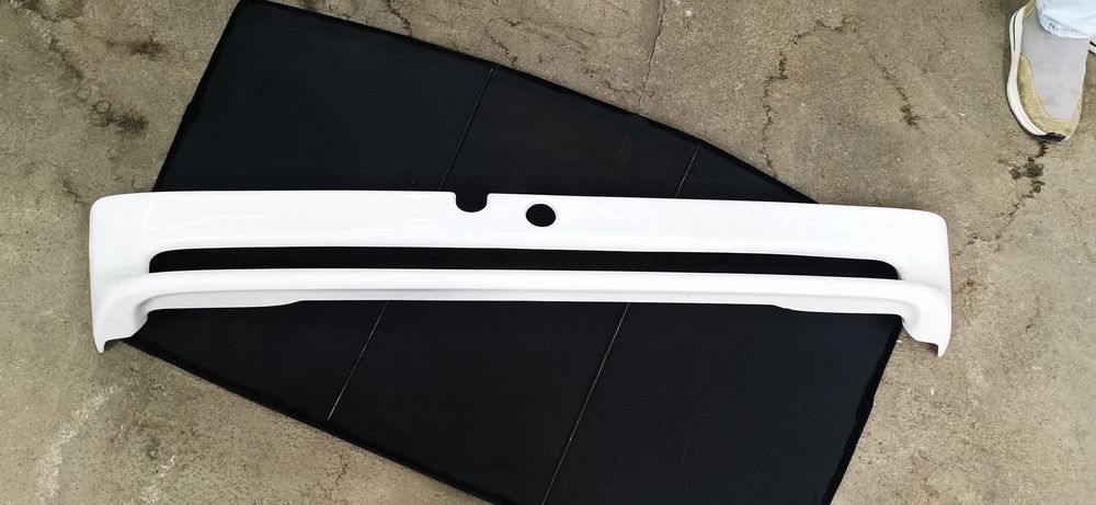 Спойлер универсальный белый сверху, снузу красная подсветка. Автомобил