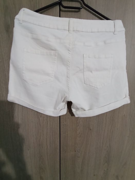 Pantaloni scurți Albi Esmara