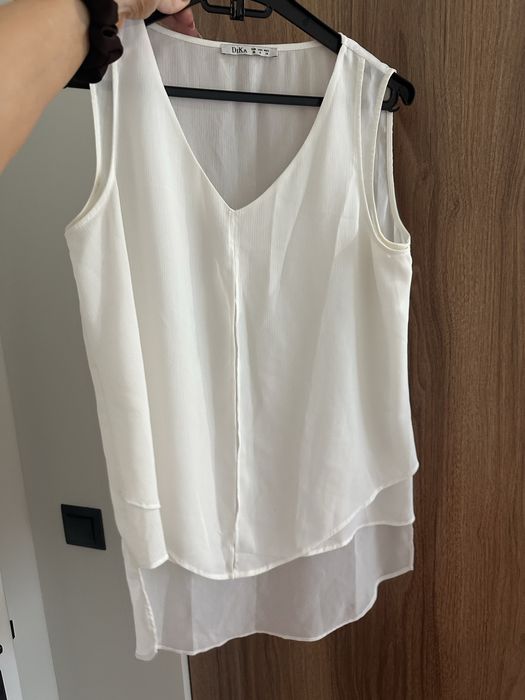 Топове и черна рокля с пера