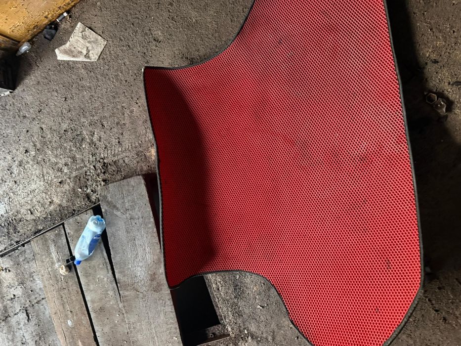 Продам коврик в багажник на приору