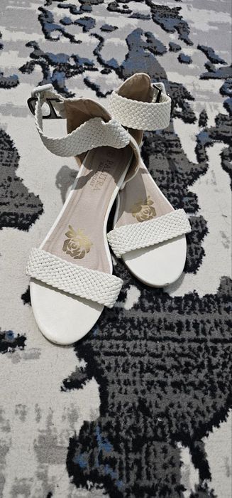 Tufli . Oq 40 razmer 1 marta kiyilgan