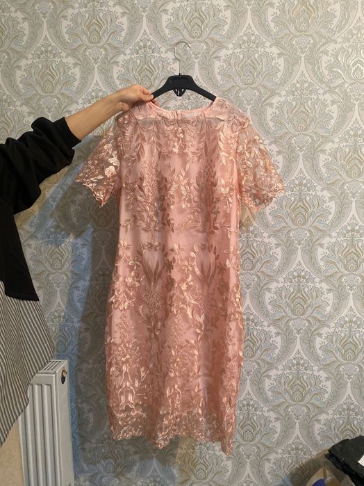 Платье розовое с вышивками