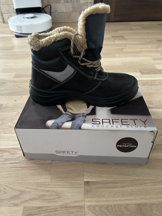 Vand pantofi de lucru