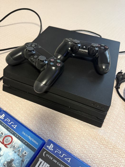 PlayStation 4 Pro 1TB – Model CUH-7116B – Stare foarte bună