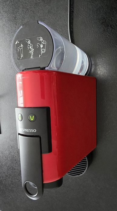 Espressor Nespresso Essenza Mini Ruby Red