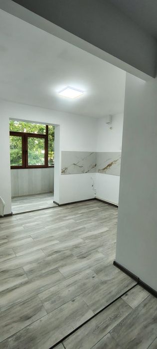 Vând apartament cu 3 camere decomandat.