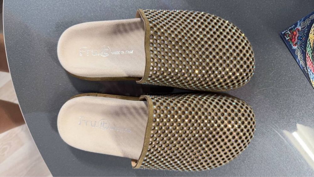 Фирменные шлепки