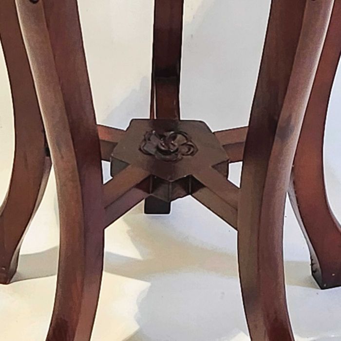 Поставка за цветя с мраморен плот и дърворезба/тъмна