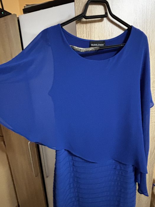 Красива синя рокля