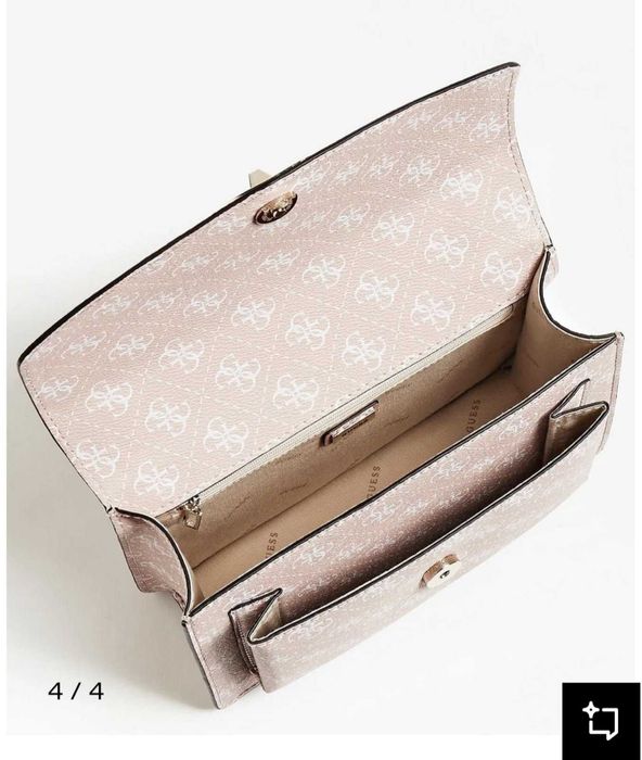 GUESS Crossbody Bag в розов  нюанс (Latte Logo) е елегантна и практична чанта за рамо/през тялото, която съчетава стил и функционалност.