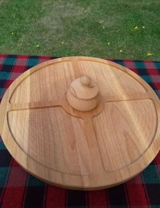 Дървен въртящ поднос със солничка