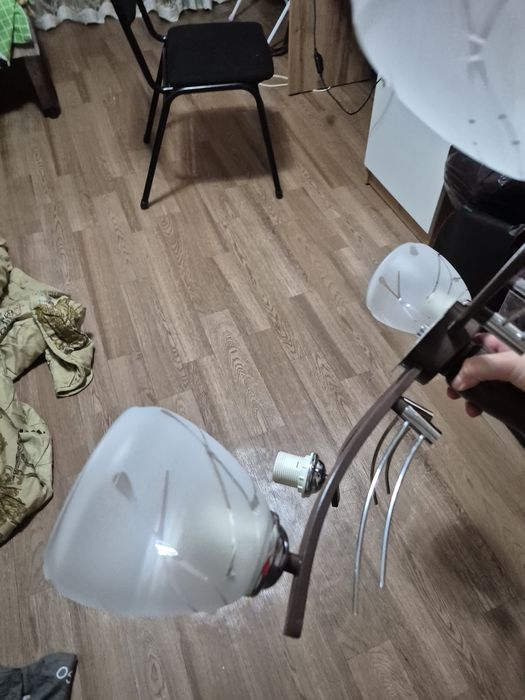 Продаю 4рожковую  люстру
