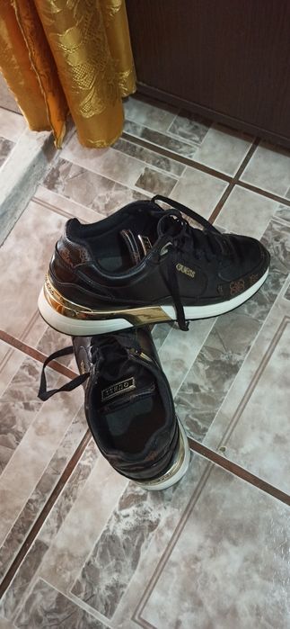 Adidași Guess Nr.39