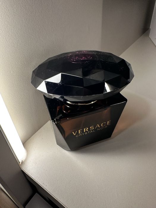 Versace Crystal Noir – Parfum iconic, misterios și sexy
