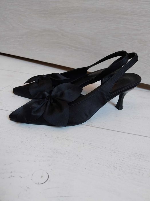 Елегантни черни обувки на висок ток нови