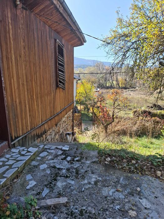 Продава се парцел с къща в с. Горна Диканя