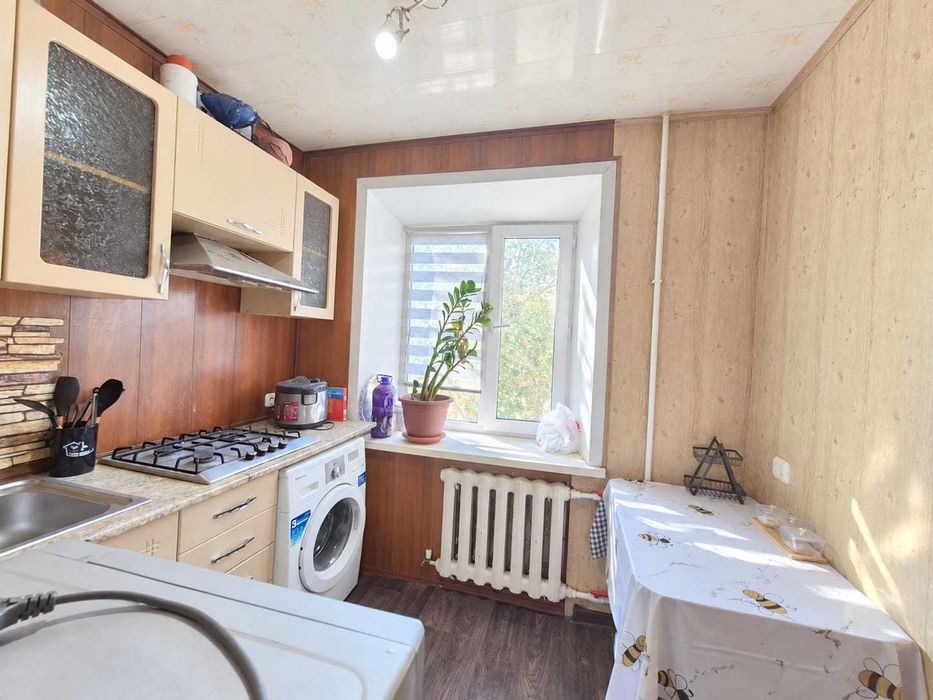 Продам  3-комн. квартиру на 6 мкр.