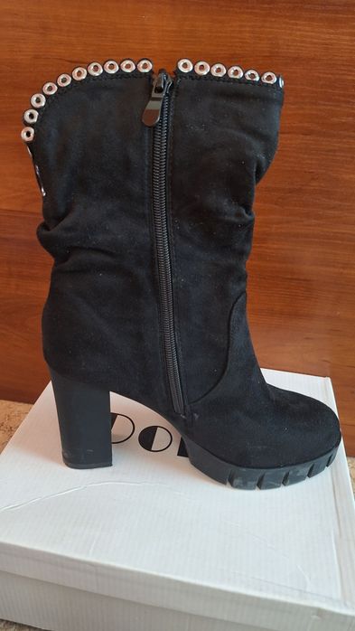 Елегантни дамски велурени боти