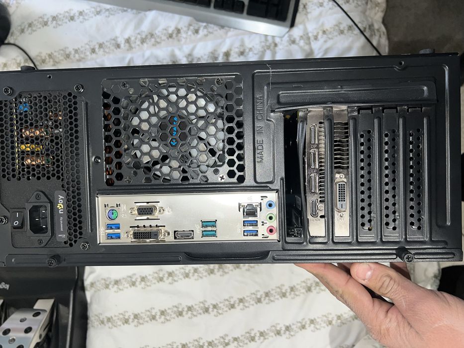 Компютър със клавиятура  и мишка