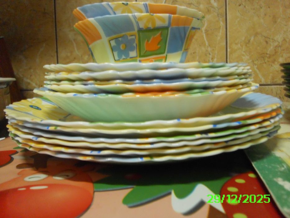 set 6x6 farfurii,intinse ,adanci verzi si comoda TV