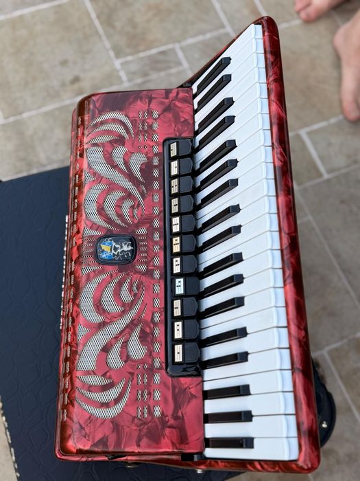 Vând acordeon german Weltmeister  Caprice  120 bași roșu sidef