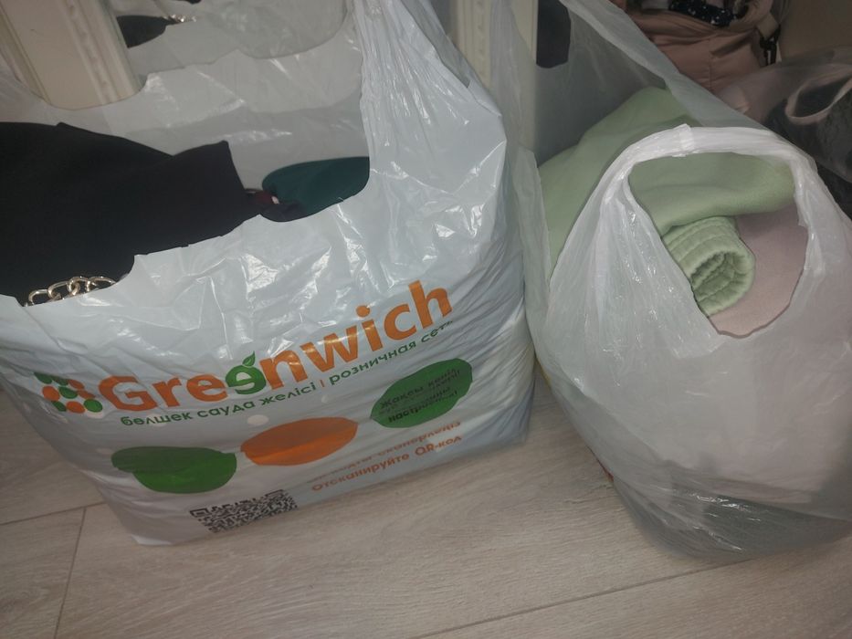 Два больших пакета женской одежды