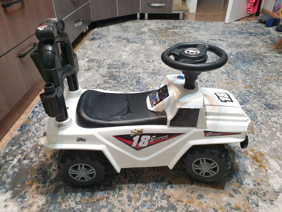 Продам машинку толокар