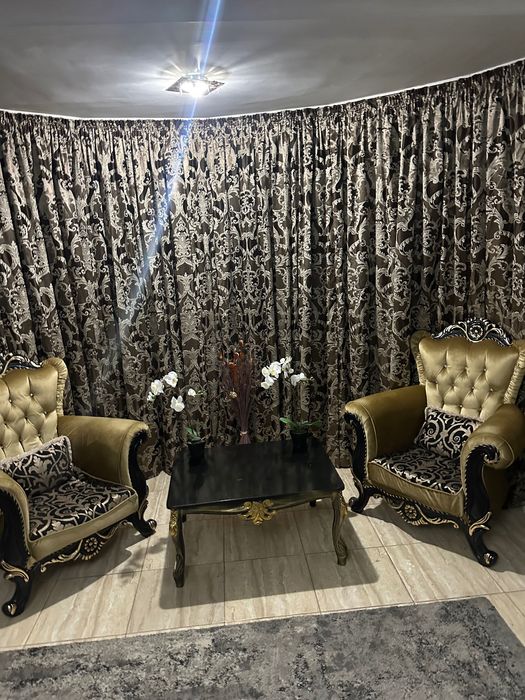 Vând canapele foarte confortabil