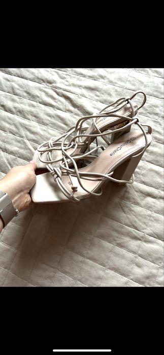 Сандали на ток с връзки бежови