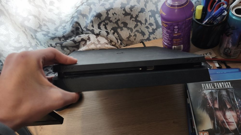 Ps4 slim 825 gb storage с 2 джойстика и 4 игри