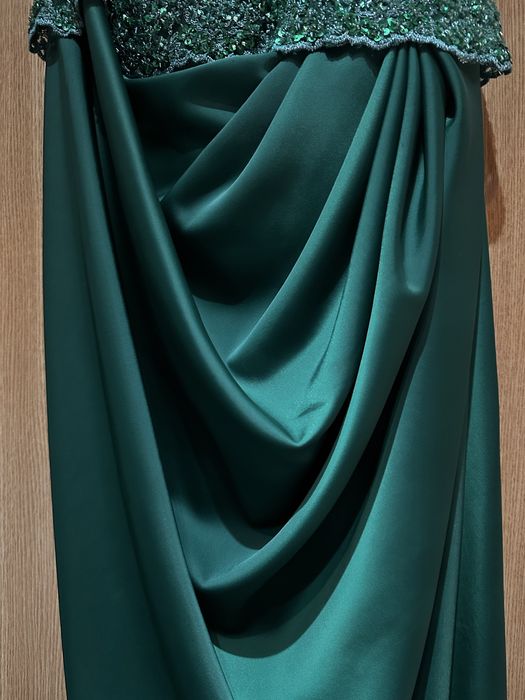 Rochie lunga superba, din satin verde smarald, cu corset