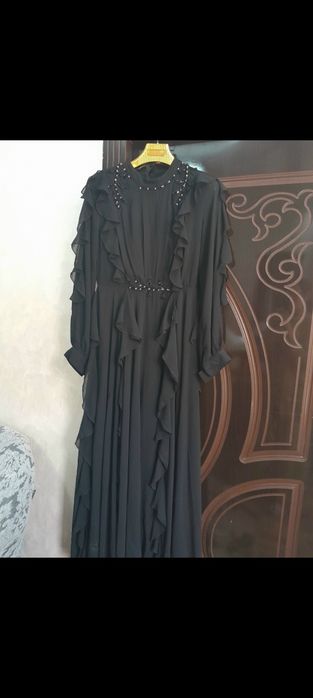 Chiroyli oqshom ko'ylaklari sotiladi
