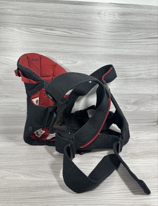 Marsupiu ergonomic BabyBjörn Active negru/roșu din bumbac pentru bebeluși