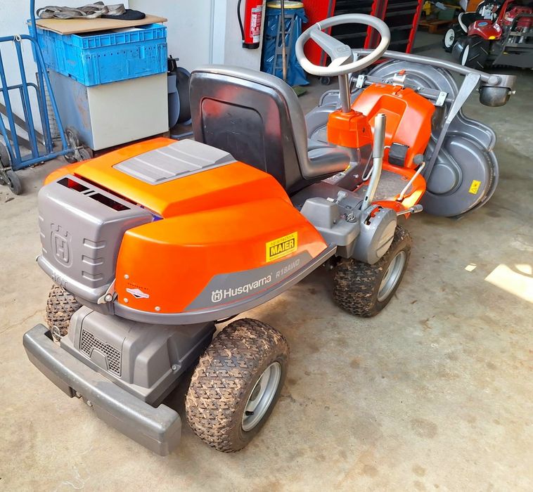 Tractoras gazon iarba Profesional Husqvarna Rider 4×4 3 cutite ca nou!