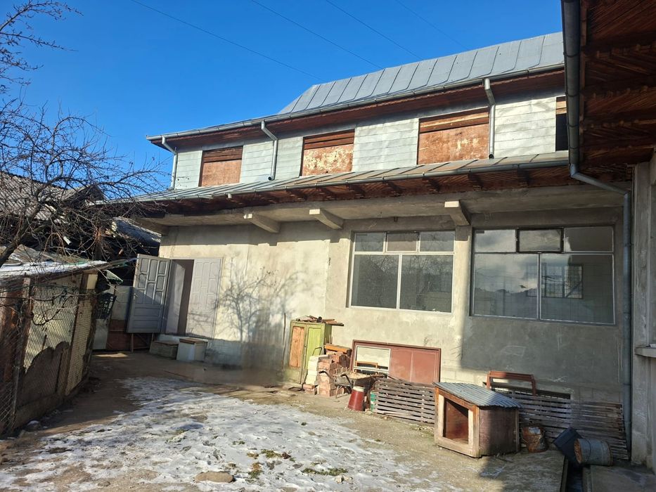 Vând hală +casă în Oraș Comănești