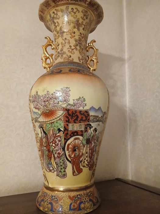 Большая напольна фарфоровая ваза 60см
Большая напольная фарфоровая ваз