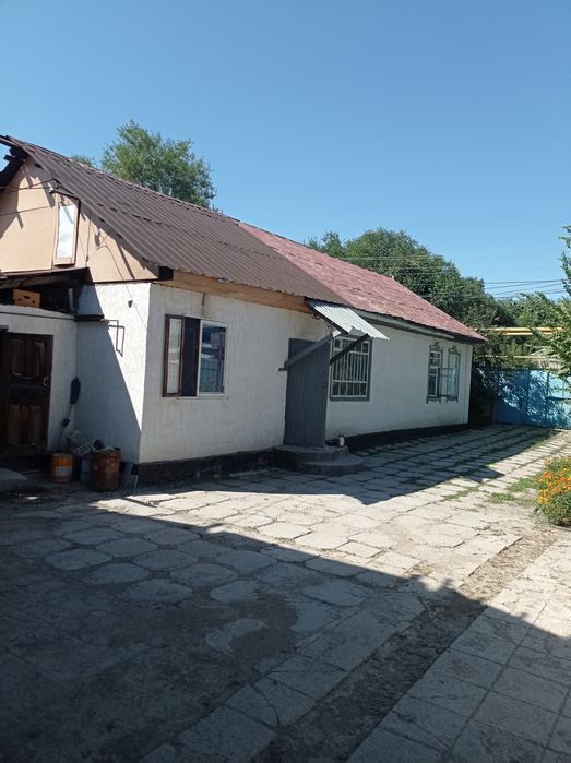 Два дома на одном участке