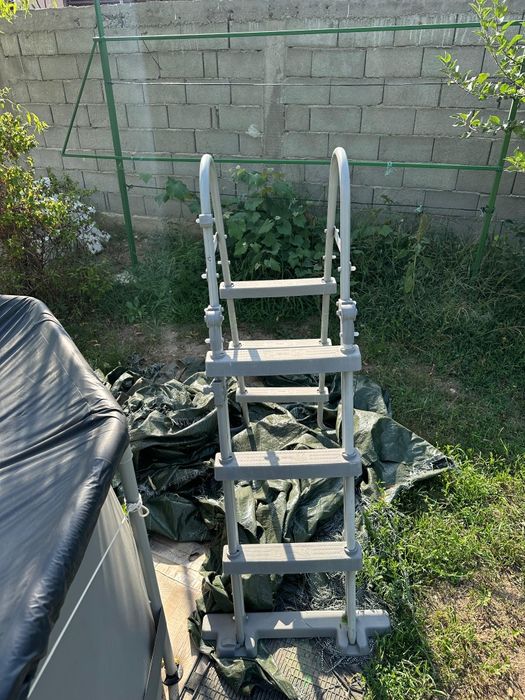 Piscina exterioara gradină