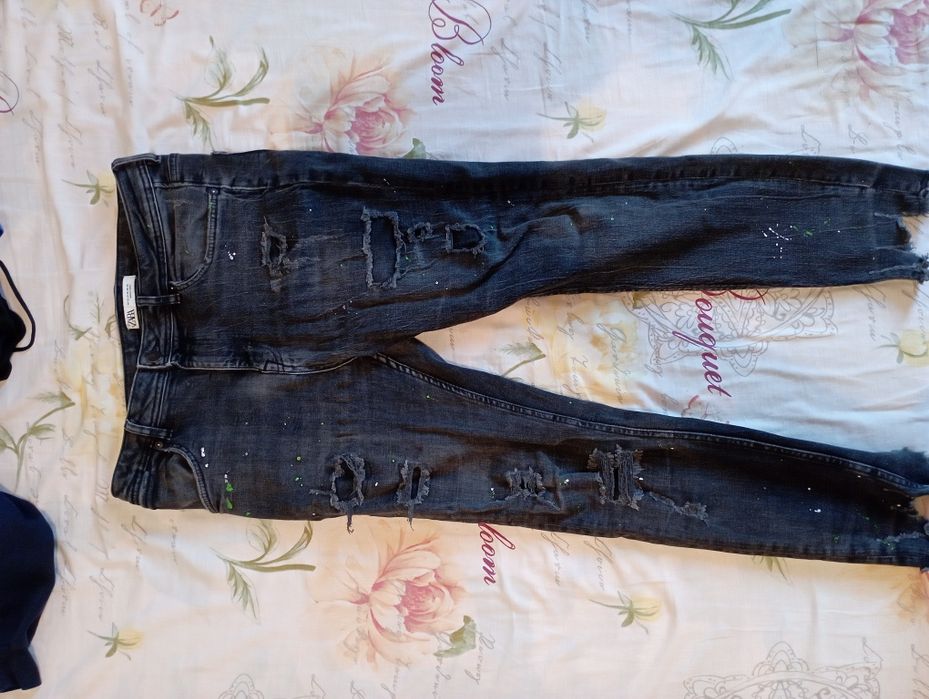 Vând blugi Zara noi