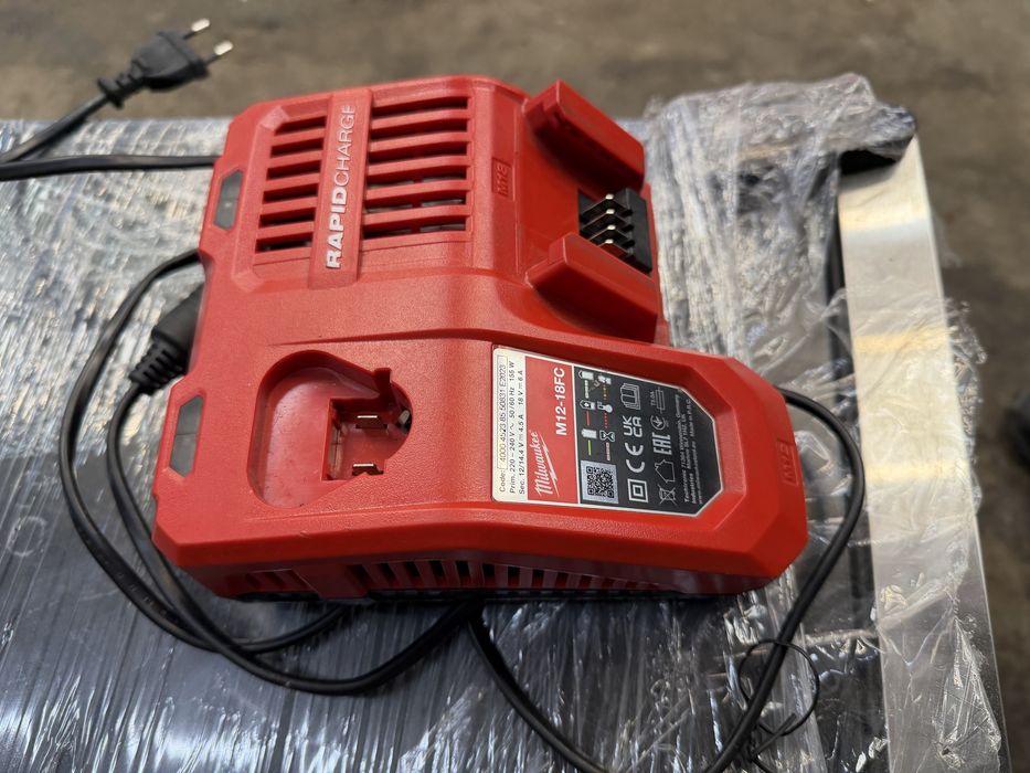 Зарядно Устройство Milwaukee M12 -18