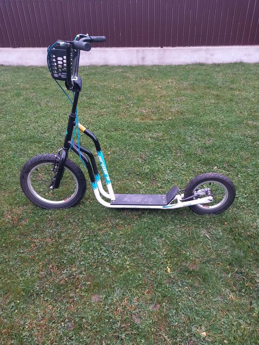Vând trotinetă cu tot cu cască mărimea s