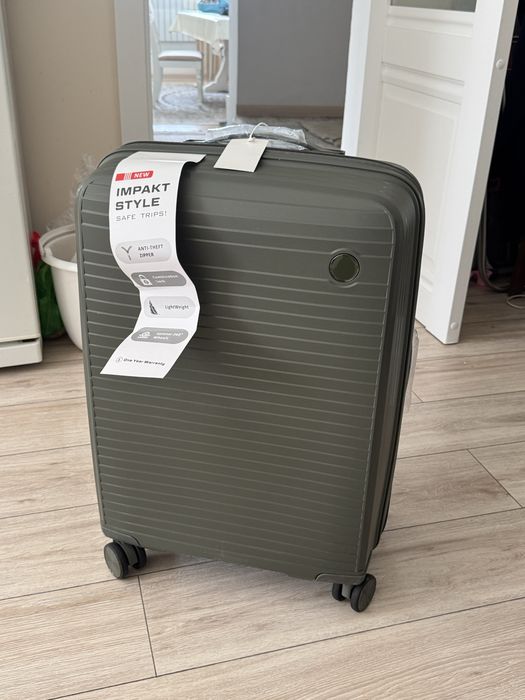 Чемодан М размер