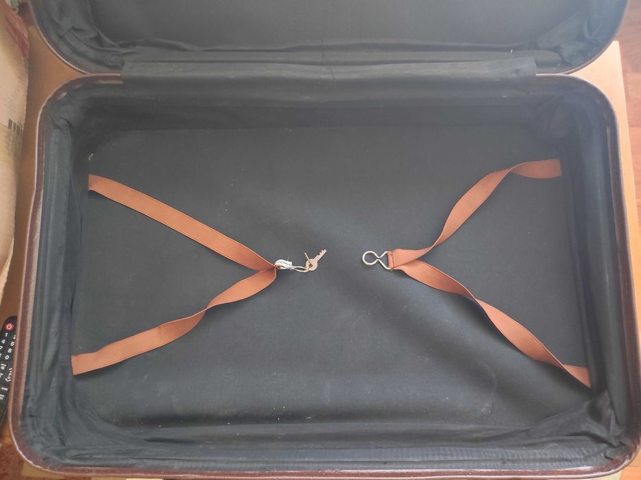 Troller / geamantan cu 2 role, stare f. buna, cca 70 x 50 x 15 cm, piele ecologica rezistenta si impermeabila, cheie