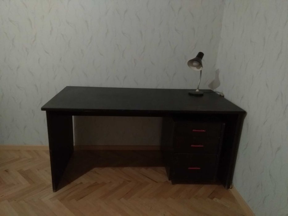 Офис бюра с чекмеджета