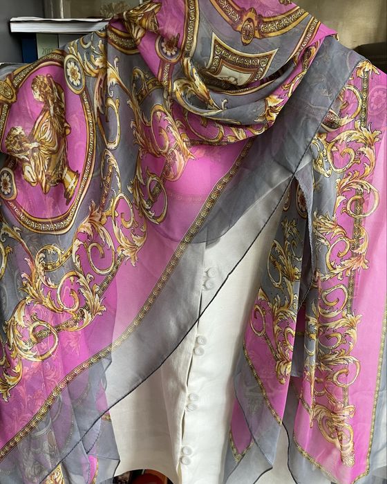 Копринени шалове - аксесоар към всяка дреха