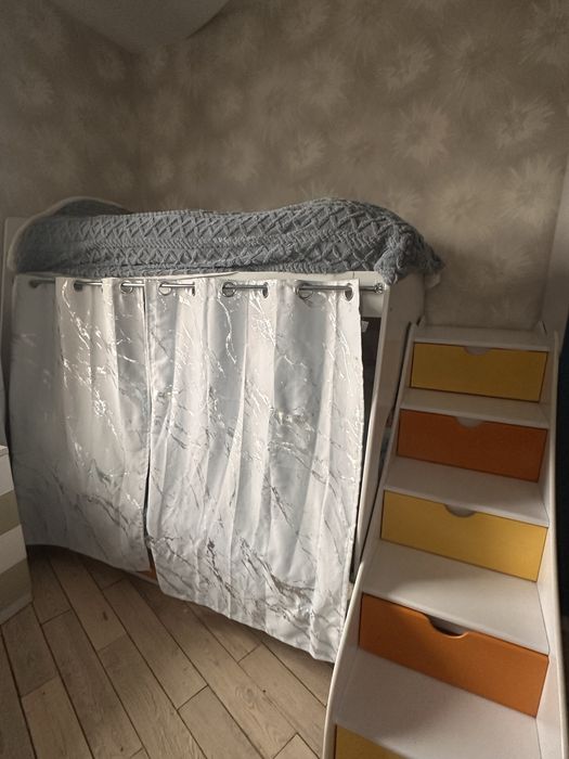 Кровать детская трехярусная.