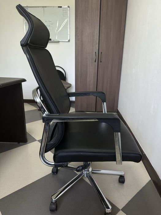 Стол руководителья с креслом.