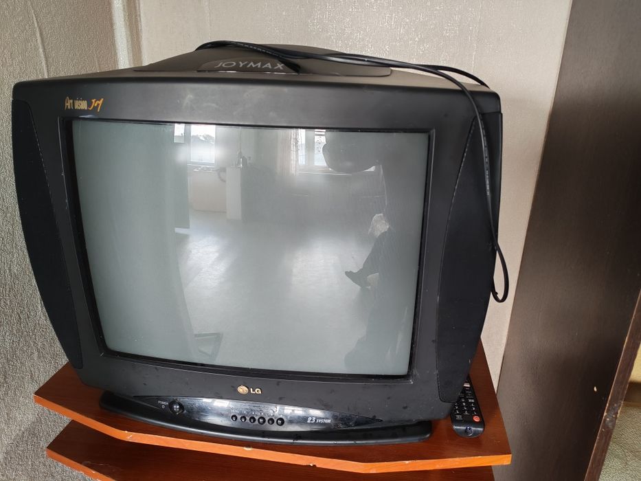 Продам телевизор с тумбочкой