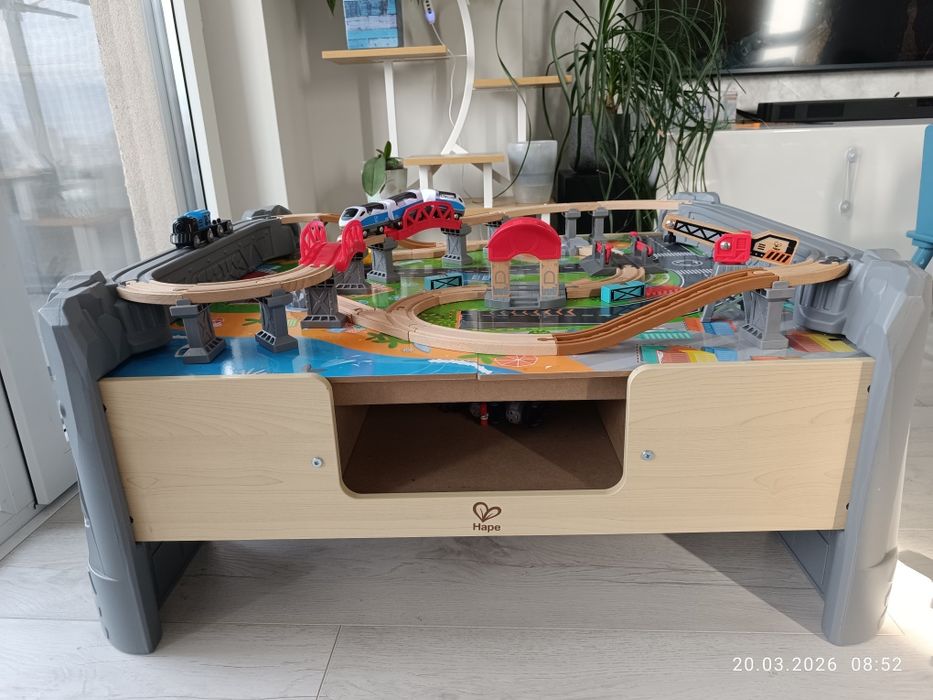 HAPE дървена маса за игра с влакове